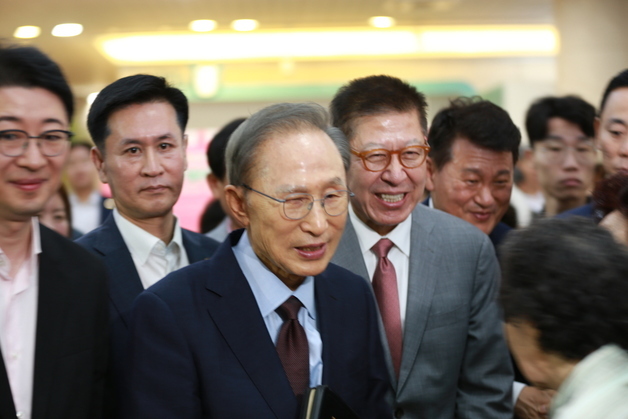 이명박 전 대통령, 부산 수영로교회 찾아 박형준 후보 지원 사격