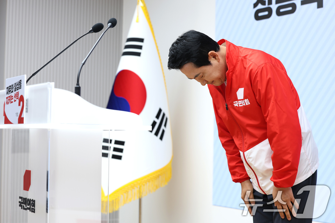 (서울=뉴스1) 신웅수 기자 = 장동혁 국민의힘 대표가 31일 서울 여의도 국민의힘 당사에서 가진 6.3 지방선거 관련 기자회견에서 인사하고 있다. 2026.5.31/뉴스1