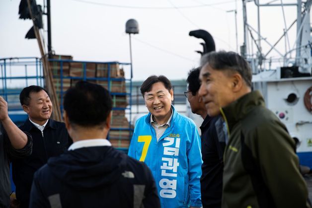 새벽 4시 어판장 찾은 김관영 "여러분이 제대로 대접받는 전북 만들 것"