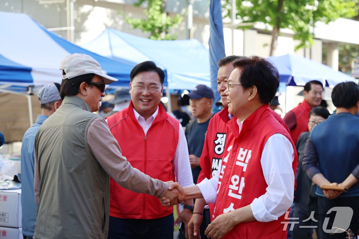 본문 이미지 - 박완수 국민의힘 경남지사 후보가 31일 경남 창원시 마산합포구 번개시장에서 시민과 인사를 나누고 있다.(박 후보 캠프 제공. 재판매 및 DB금지)