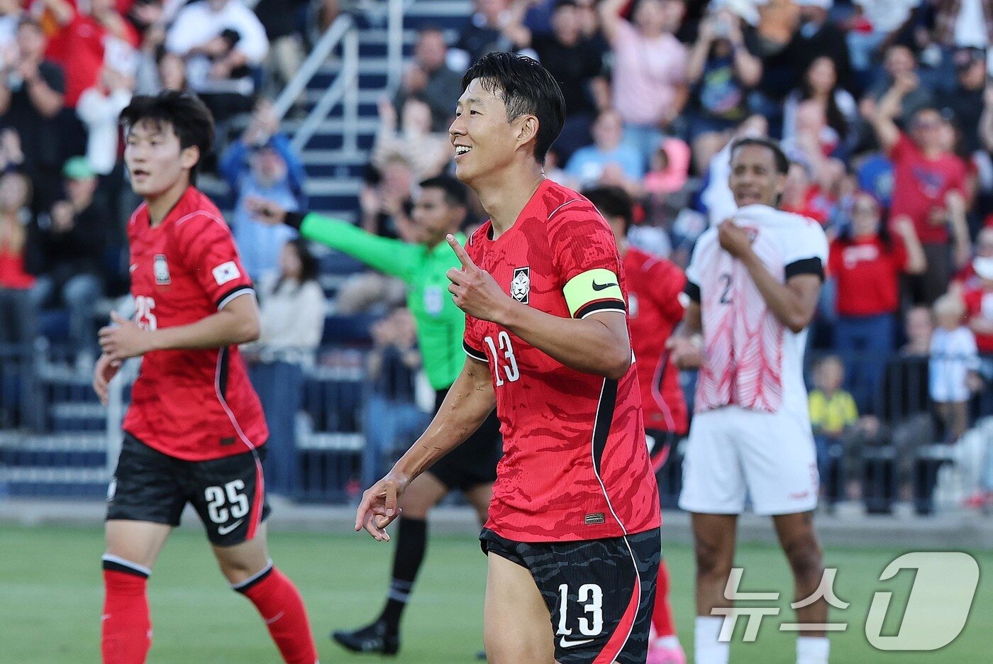 본문 이미지 - 대한민국 축구대표팀 손흥민이 30일(현지시간) 미국 유타주 솔트레이크시티 브리검 영 대학교 BYU 사우스필드 경기장에서 2026 국제축구연맹(FIFA) 북중미 월드컵 앞두고 열린 대한민국과 트리니다드 토바고의 평가전에서 골을 넣고 세리머니를 하고 있다. 2026.5.31 ⓒ 뉴스1 임세영 기자