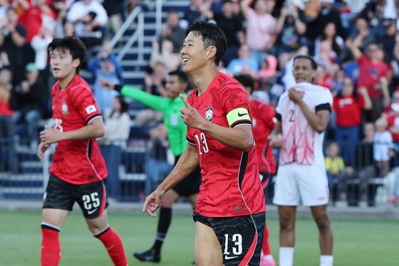 손흥민 '환한미소'