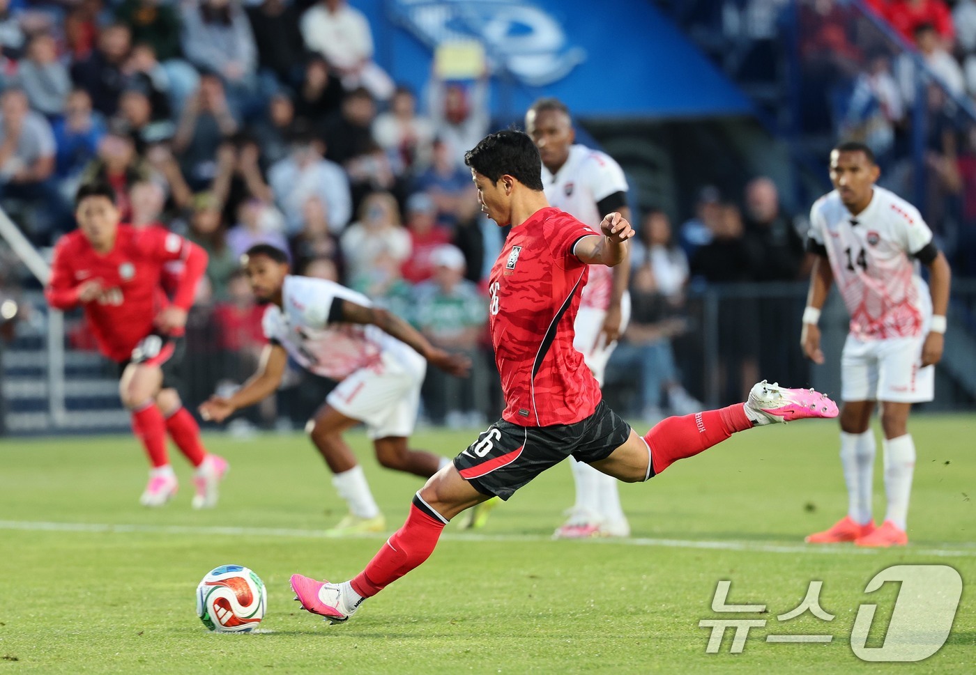 (프로보(유타주)=뉴스1) 임세영 기자 = 대한민국 축구대표팀 황희찬이 30일(현지시간) 미국 유타주 솔트레이크시티 브리검 영 대학교 BYU 사우스필드 경기장에서 2026 국제축구 …