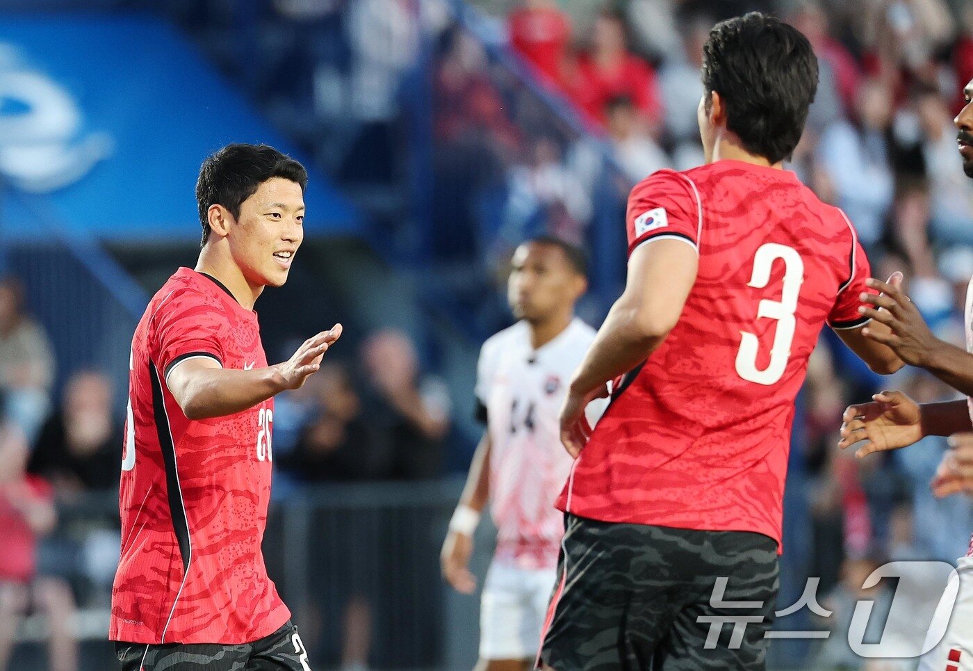 본문 이미지 - 대한민국 축구대표팀 황희찬이 30일(현지시간) 미국 유타주 솔트레이크시티 브리검 영 대학교 BYU 사우스필드 경기장에서 2026 국제축구연맹(FIFA) 북중미 월드컵 앞두고 열린 대한민국과 트리니다드 토바고의 평가전에서 페널티킥을 성공하고 환하게 웃고 있다. 2026.5.31 ⓒ 뉴스1 임세영 기자