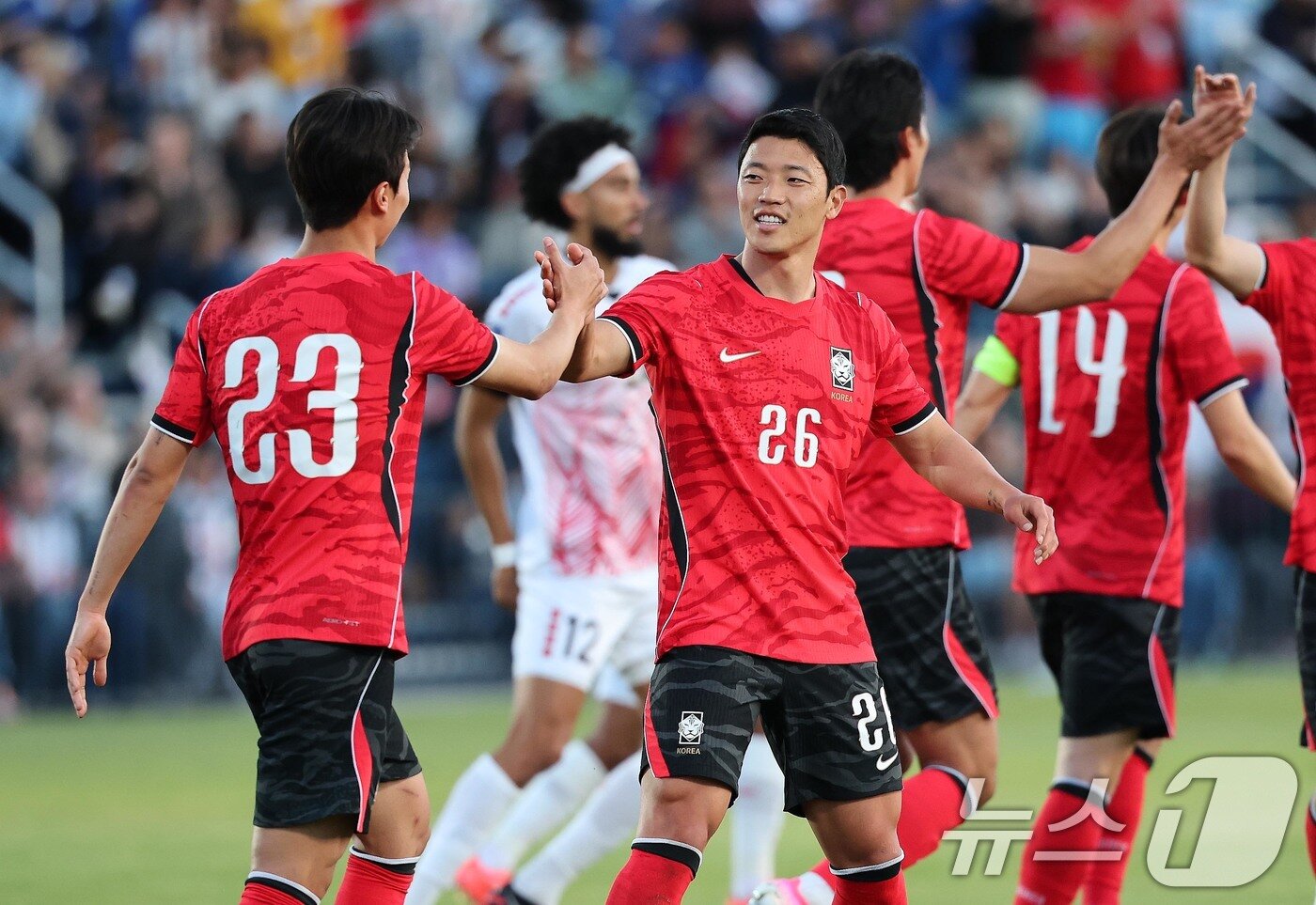 본문 이미지 - 대한민국 축구대표팀 황희찬이 30일(현지시간) 미국 유타주 솔트레이크시티 브리검 영 대학교 BYU 사우스필드 경기장에서 2026 국제축구연맹(FIFA) 북중미 월드컵 앞두고 열린 대한민국과 트리니다드 토바고의 평가전에서 페널티킥을 성공하고 환하게 웃고 있다. 2026.5.31 ⓒ 뉴스1 임세영 기자