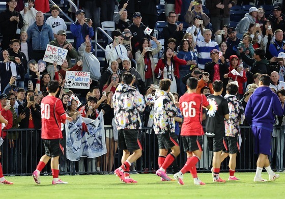 5-0 승리하고 교민들에게 인사하는 축구대표팀