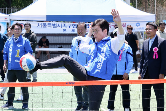 공 받는 정원오 후보