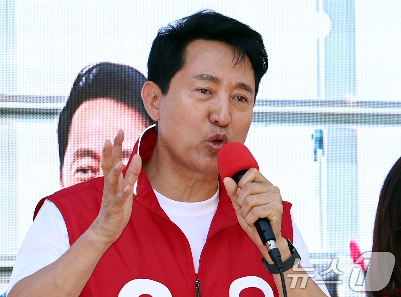 (서울=뉴스1) 구윤성 기자 = 오세훈 국민의힘 서울시장 후보가 31일 서울 강동구 암사종합시장을 찾아 지지를 호소하고 있다. 2026.5.31/뉴스1