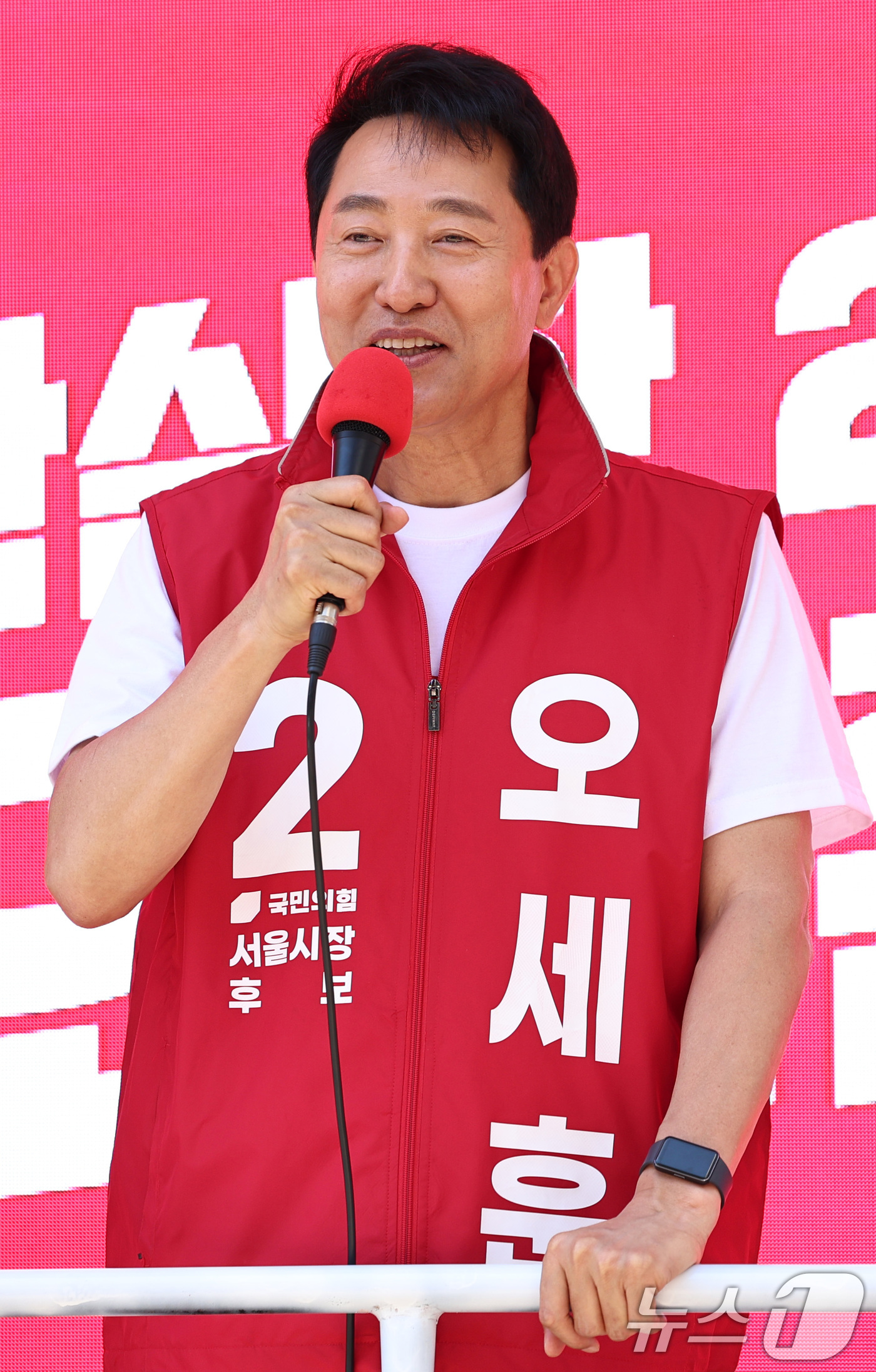 (서울=뉴스1) 구윤성 기자 = 오세훈 국민의힘 서울시장 후보가 31일 서울 강동구 암사종합시장을 찾아 지지를 호소하고 있다. 2026.5.31/뉴스1
