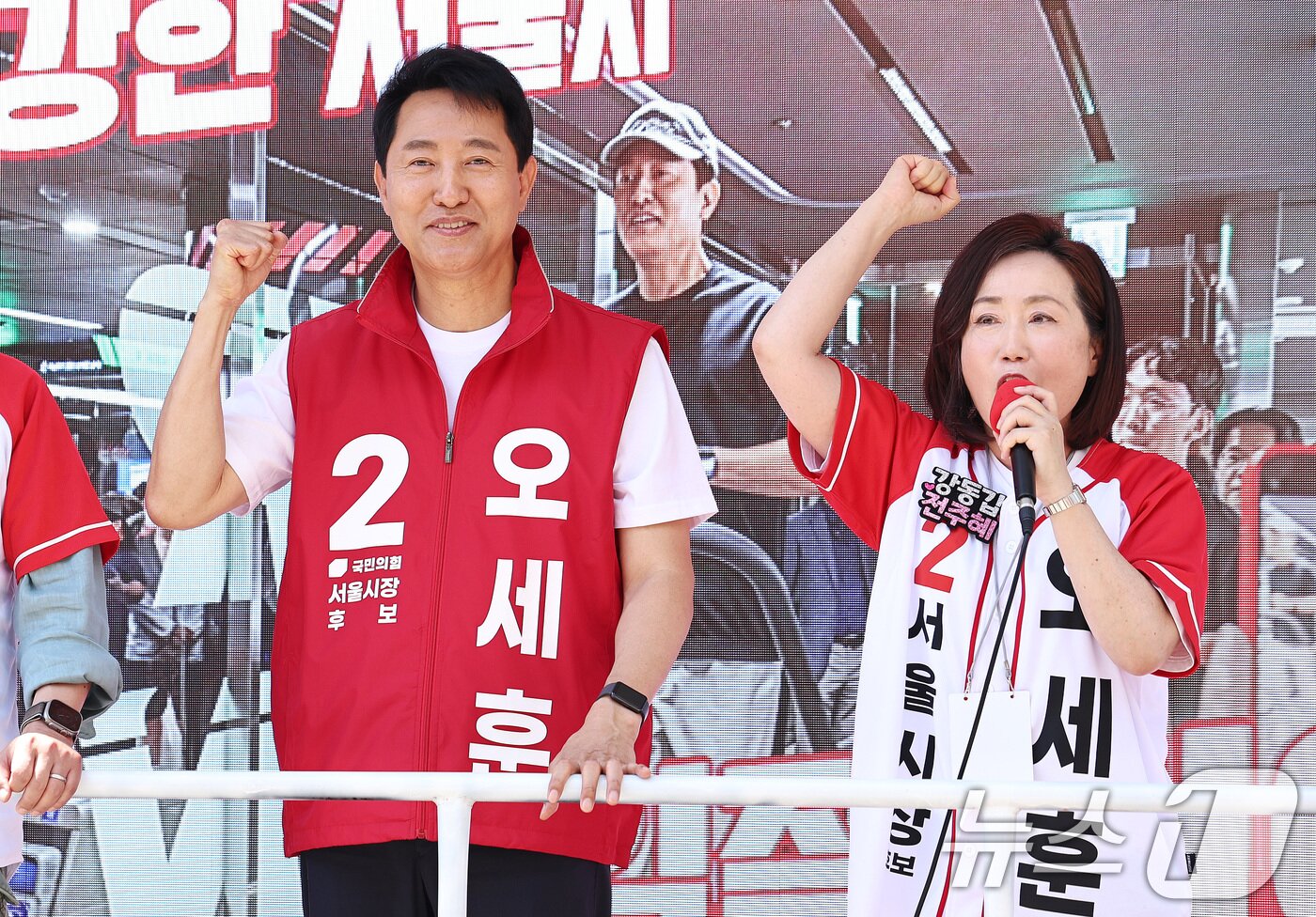 본문 이미지 - 오세훈 국민의힘 서울시장 후보가 31일 서울 강동구 암사종합시장을 찾아 지지를 호소하고 있다. 오른쪽은 전주혜 강동갑 당협위원장. 2026.5.31 ⓒ 뉴스1 구윤성 기자