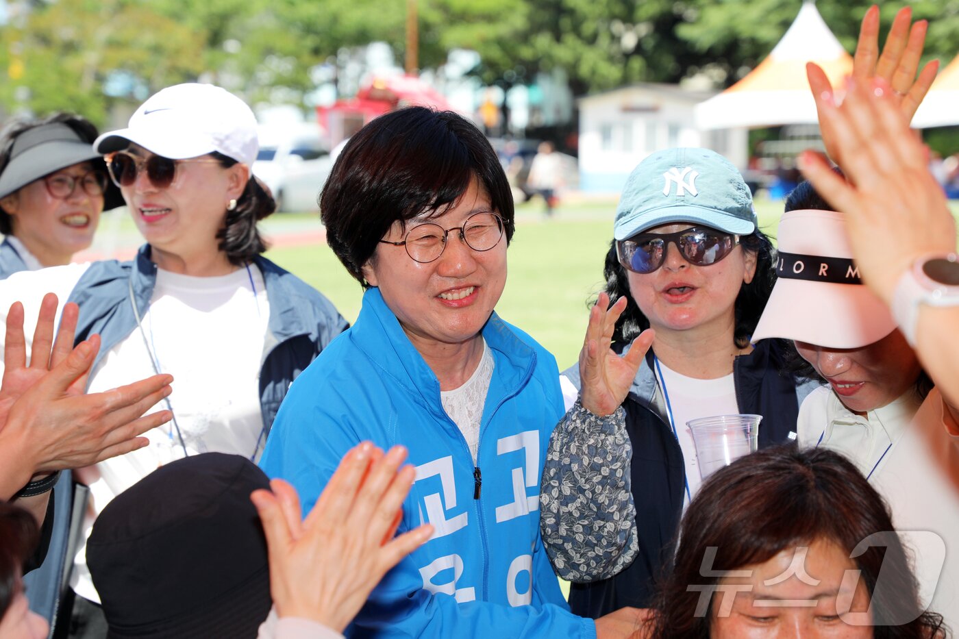 본문 이미지 - 제9회 전국동시지방선거 제주특별자치도교육감 선거에 출마한 고의숙 후보가 선거일 전 마지막 주말인 31일 오전 제주 서귀포시 남원읍 효돈초등학교에서 선거운동을 하고 있다. 2026.5.31 ⓒ 뉴스1 오미란 기자