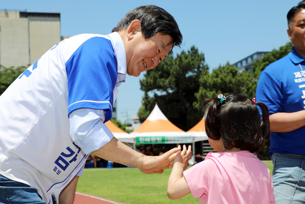 학교 운동장 찾은 김광수 제주교육감 후보