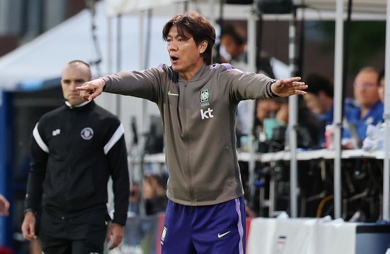 작전 지시하는  홍명보 감독