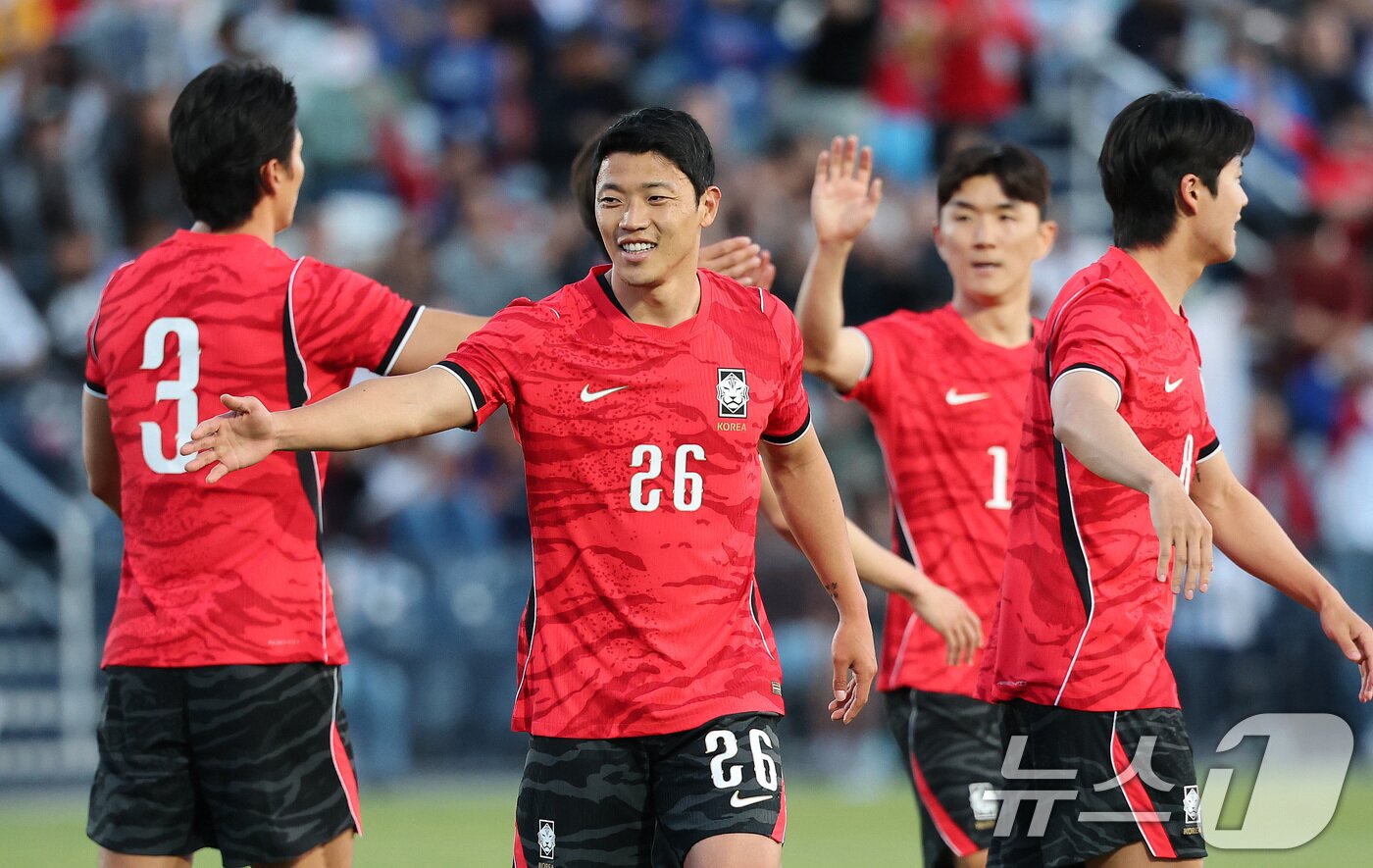 본문 이미지 - 대한민국 축구대표팀 황희찬이 30일(현지시간) 미국 유타주 솔트레이크시티 브리검 영 대학교 BYU 사우스필드 경기장에서 2026 국제축구연맹(FIFA) 북중미 월드컵 앞두고 열린 대한민국과 트리니다드 토바고의 평가전에서 페널티킥을 성공하고 기뻐하고 있다. 2026.5.31 ⓒ 뉴스1 임세영 기자