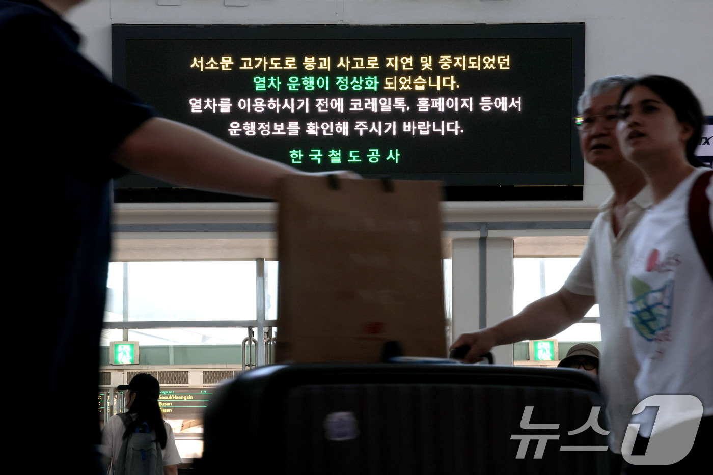 (서울=뉴스1) 이광호 기자 = 31일 서울 중구 서울역 대합실 전광판에 서소문 고가차도 붕괴 사고로 지연 및 중지됐던 열차 운행 정상화를 알리는 문구가 게시돼 있다. 2026.5 …