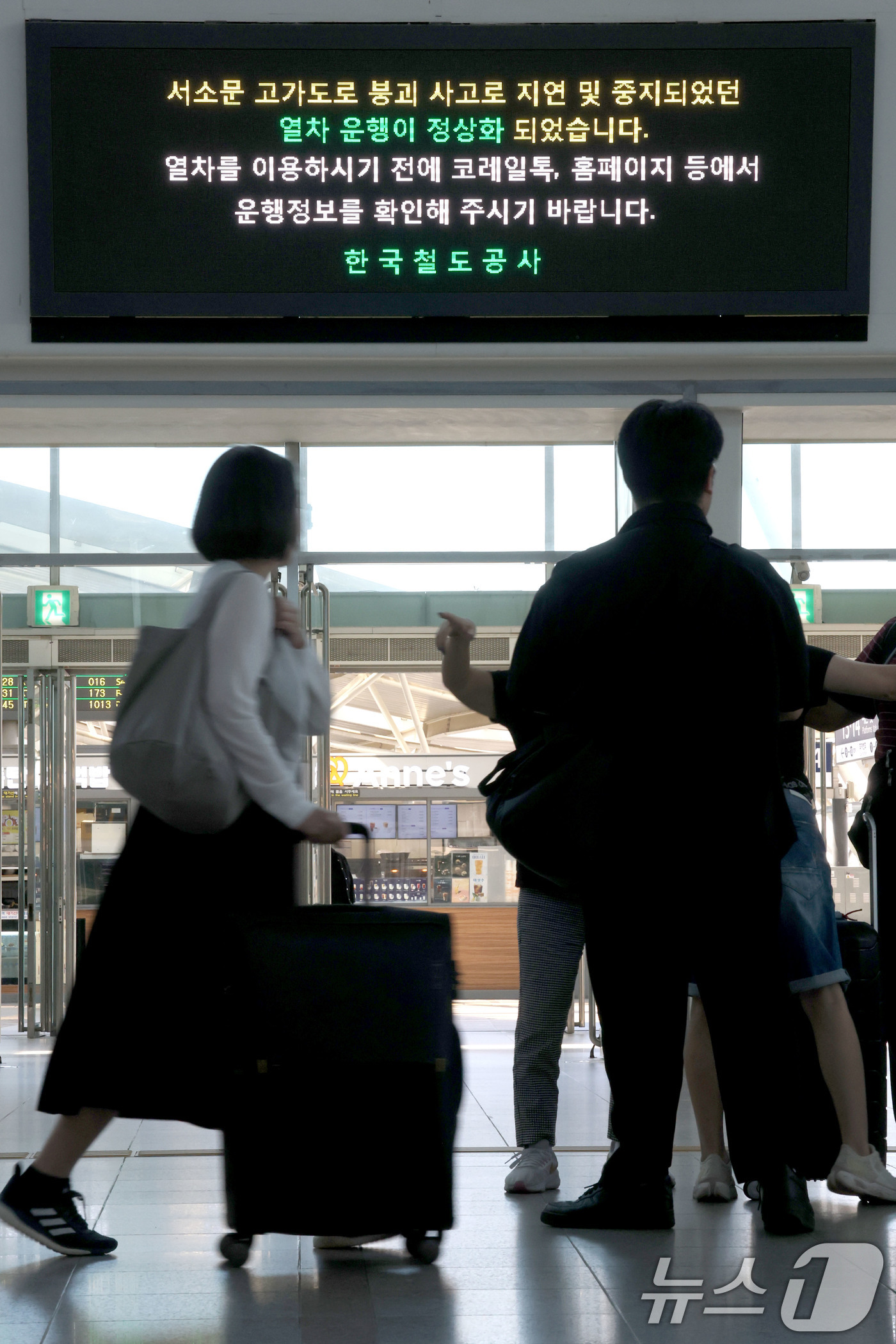 (서울=뉴스1) 이광호 기자 = 31일 서울 중구 서울역 대합실 전광판에 서소문 고가차도 붕괴 사고로 지연 및 중지됐던 열차 운행 정상화를 알리는 문구가 게시돼 있다. 2026.5 …