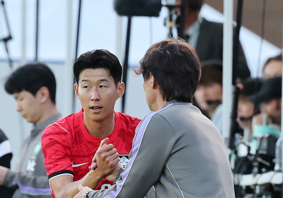 손흥민과 하이파이브 나누는 홍명보 감독