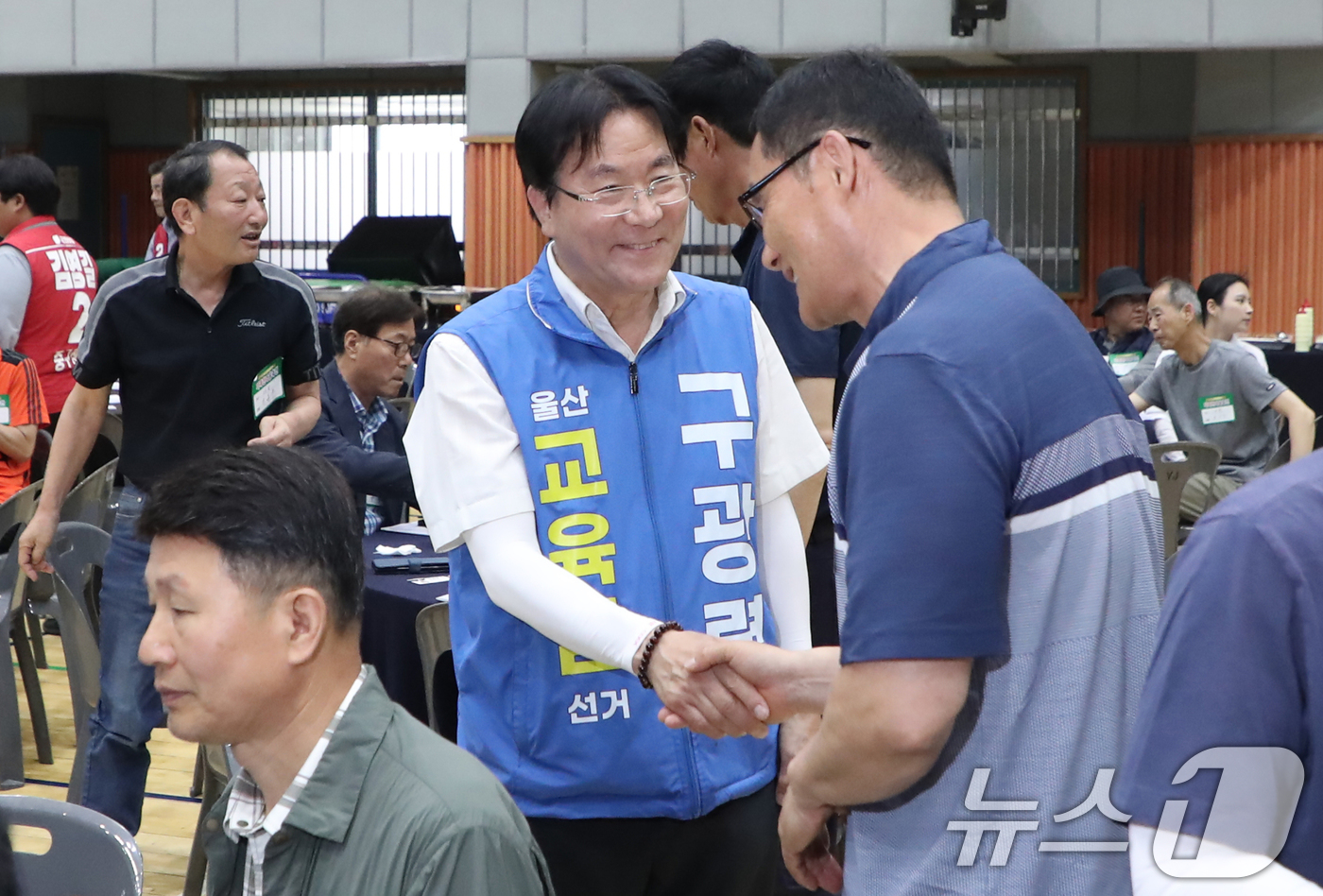 (울산=뉴스1) 조민주 기자 = 구광렬 울산교육감 후보가 31일 울산고등학교 체육관에서 열린 총동창회 가족한마음축전 행사에 참석해 지지를 호소하고 있다. 2026.5.31/뉴스1
