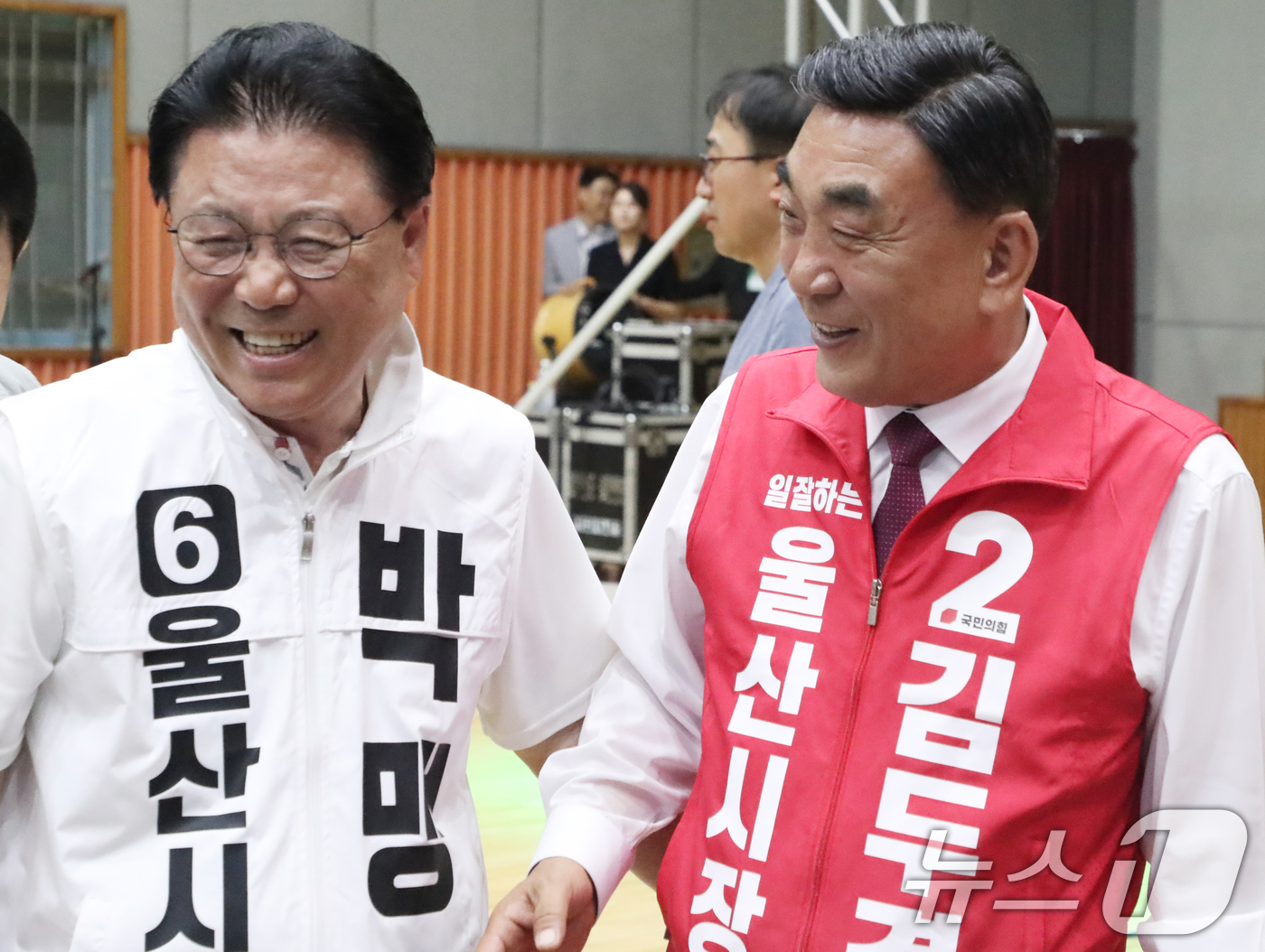 (울산=뉴스1) 조민주 기자 = 김두겸 국민의힘, 박맹우 무소속 울산시장 후보가 31일 울산고등학교 총동창회 가족한마음축전 행사장에서 만나 웃으며 인사를 하고 있다. 2026.5. …