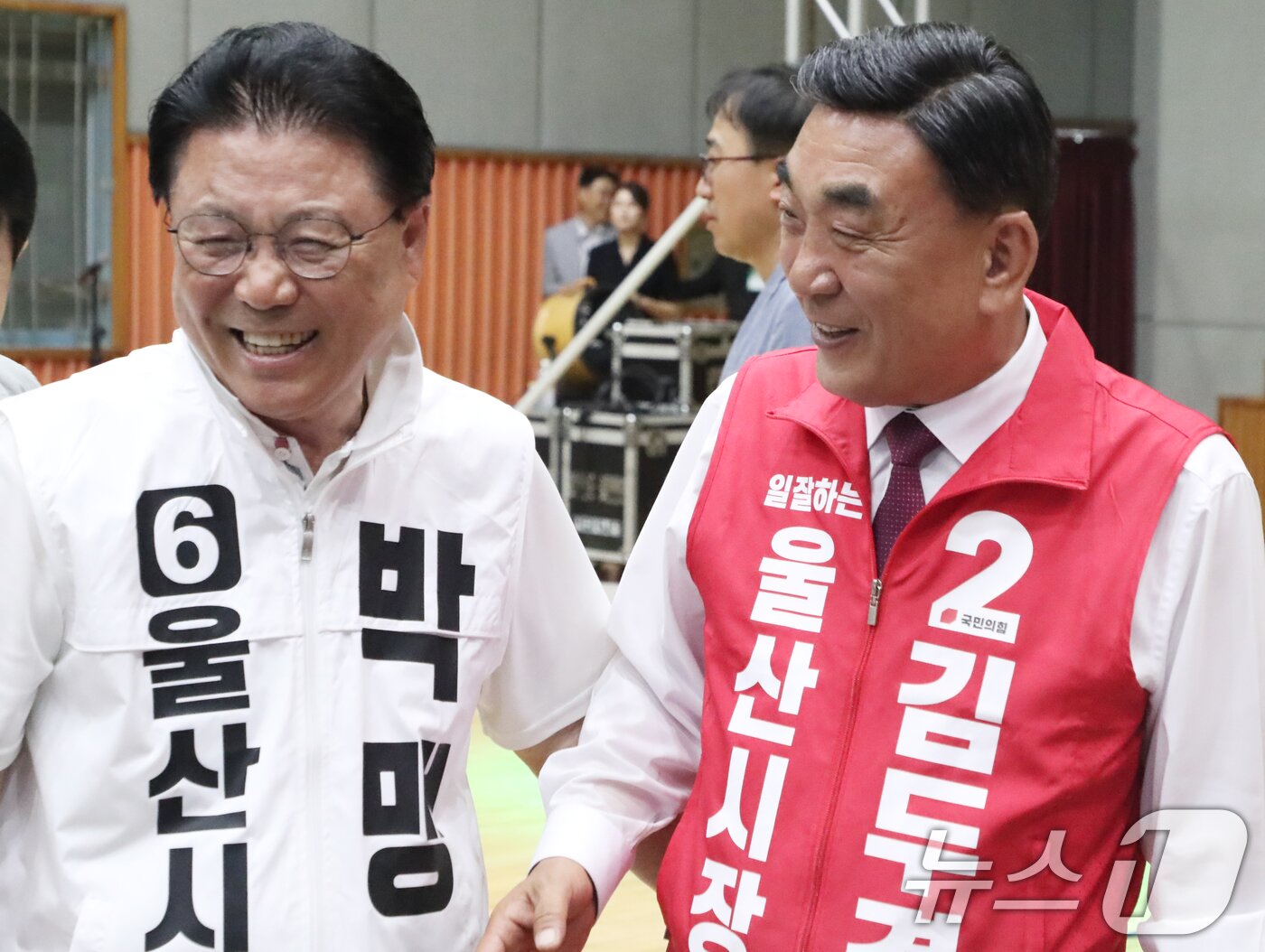 본문 이미지 - 김두겸 국민의힘, 박맹우 무소속 울산시장 후보가 31일 울산고등학교 총동창회 가족한마음축전 행사장에서 만나 웃으며 인사를 하고 있다. 2026.5.31 ⓒ 뉴스1 조민주 기자