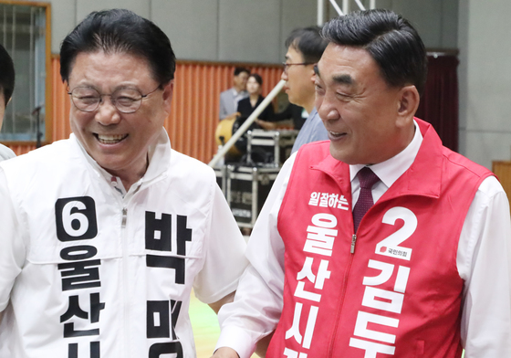 웃으며 인사하는 김두겸·박맹우