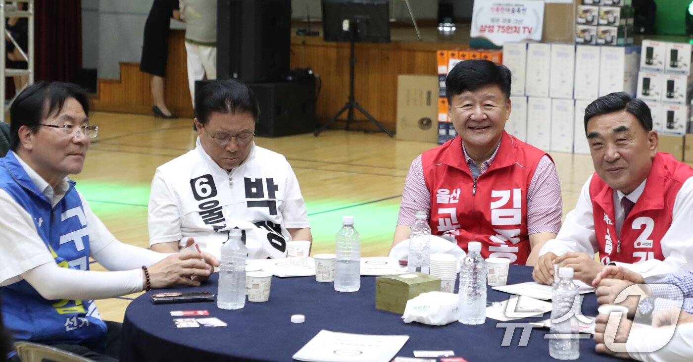 본문 이미지 - 울산시장·교육감 후보들이 31일 울산고등학교 체육관에서 열린 총동창회 가족한마음축전 행사에 참석해 한 테이블에 앉아 있다. 사진은 구광렬 울산교육감 후보(왼쪽부터), 박맹우 무소속 울산시장 후보, 김주홍 울산교육감 후보, 김두겸 국민의힘 울산시장 후보. 2026.5.31 ⓒ 뉴스1 조민주 기자