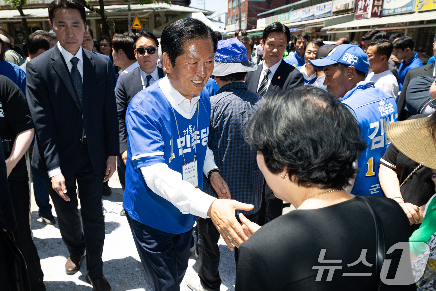 (금산=뉴스1) 유승관 기자 = 정청래 더불어민주당 대표가 31일 충남 금산군 금산약초시장 앞에서 문정우 금산군수 후보 지원유세를 마치고 시민들과 인사하며 지지를 호소하고 있다. …