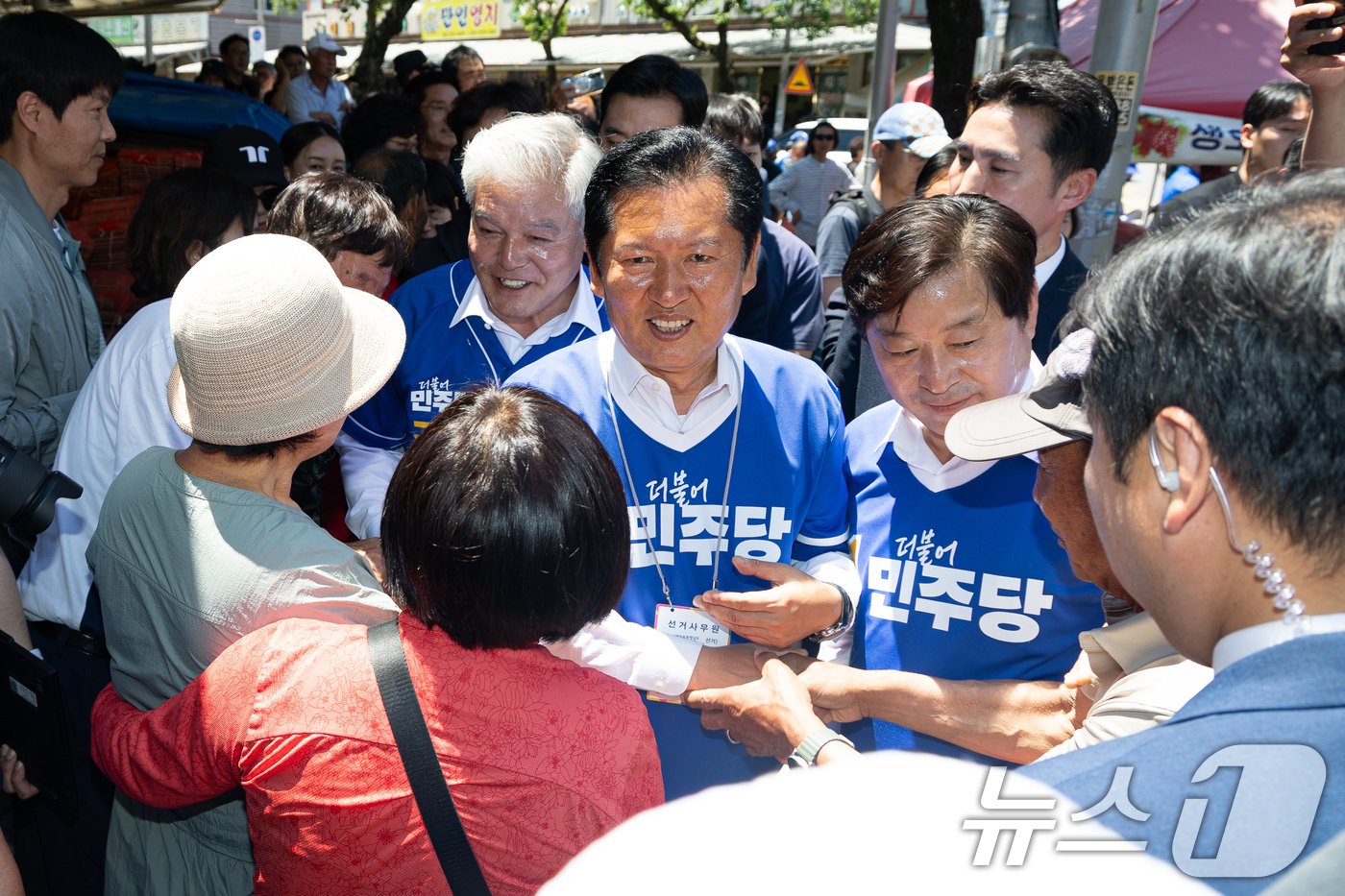 (금산=뉴스1) 유승관 기자 = 정청래 더불어민주당 대표가 31일 충남 금산군 금산약초시장 앞에서 문정우 금산군수 후보 지원유세를 마치고 시민들과 인사하며 지지를 호소하고 있다. …