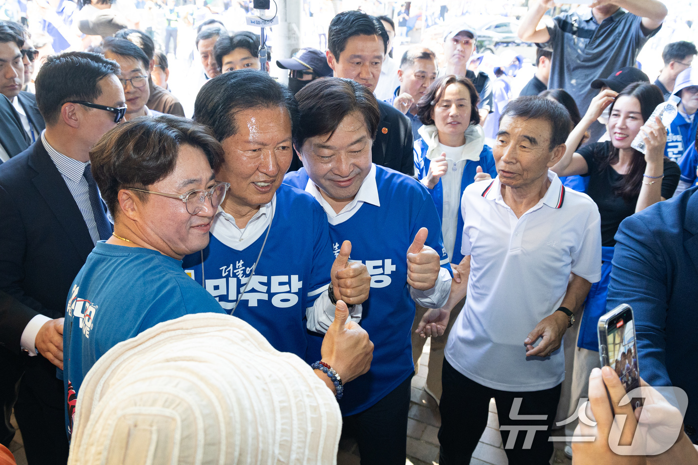 (금산=뉴스1) 유승관 기자 = 정청래 더불어민주당 대표가 31일 충남 금산군 금산약초시장 앞에서 문정우 금산군수 후보 지원유세를 마치고 시민들과 기념 촬영을 하며 지지를 호소하고 …