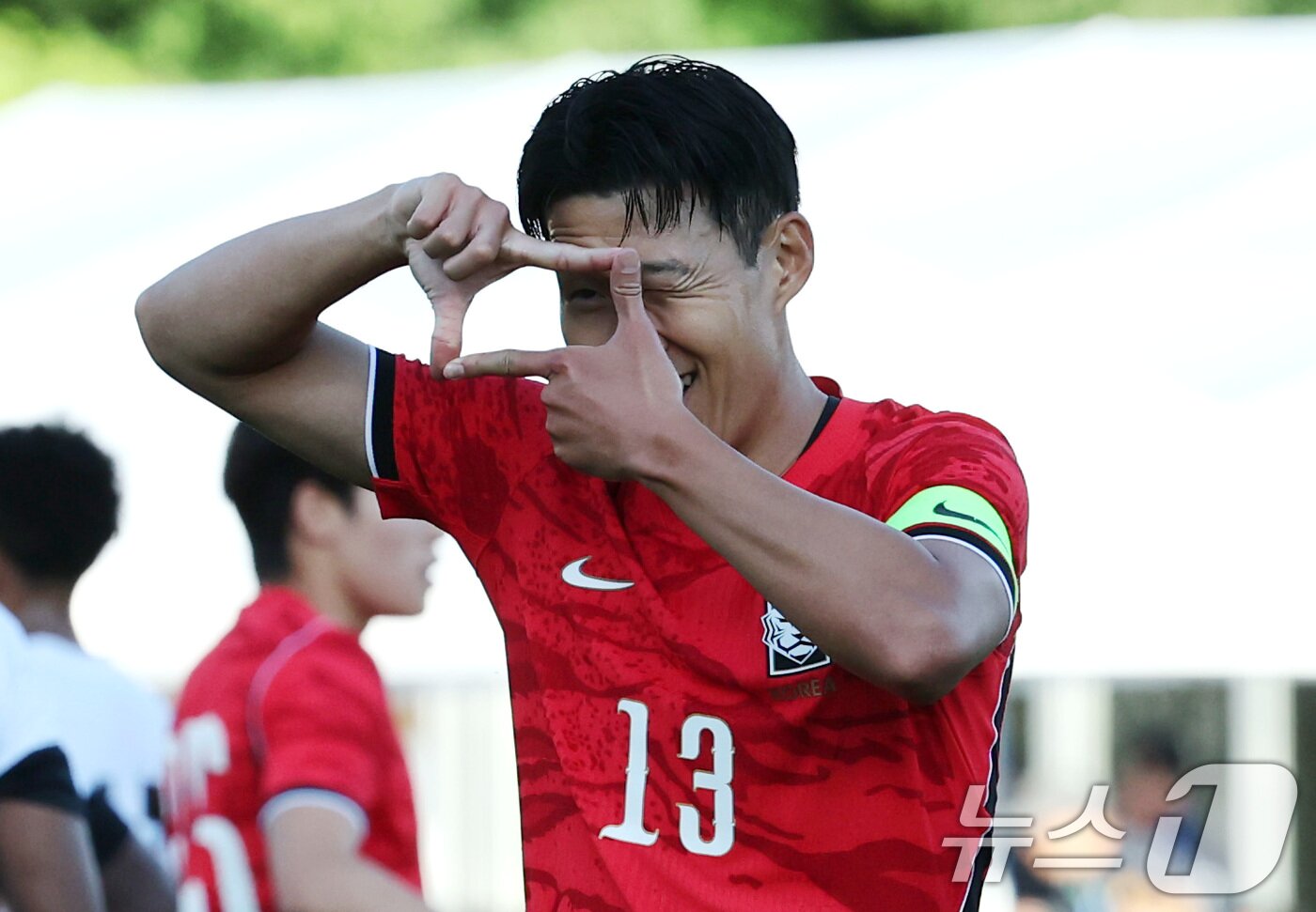 본문 이미지 - 대한민국 축구대표팀 손흥민이 30일(현지시간) 미국 유타주 솔트레이크시티 브리검 영 대학교 BYU 사우스필드 경기장에서 2026 국제축구연맹(FIFA) 북중미 월드컵 앞두고 열린 대한민국과 트리니다드 토바고의 평가전에서 골을 넣고 세리머니를 하고 있다. 2026.5.31 ⓒ 뉴스1 임세영 기자