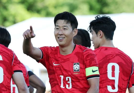 손흥민 '환한미소'
