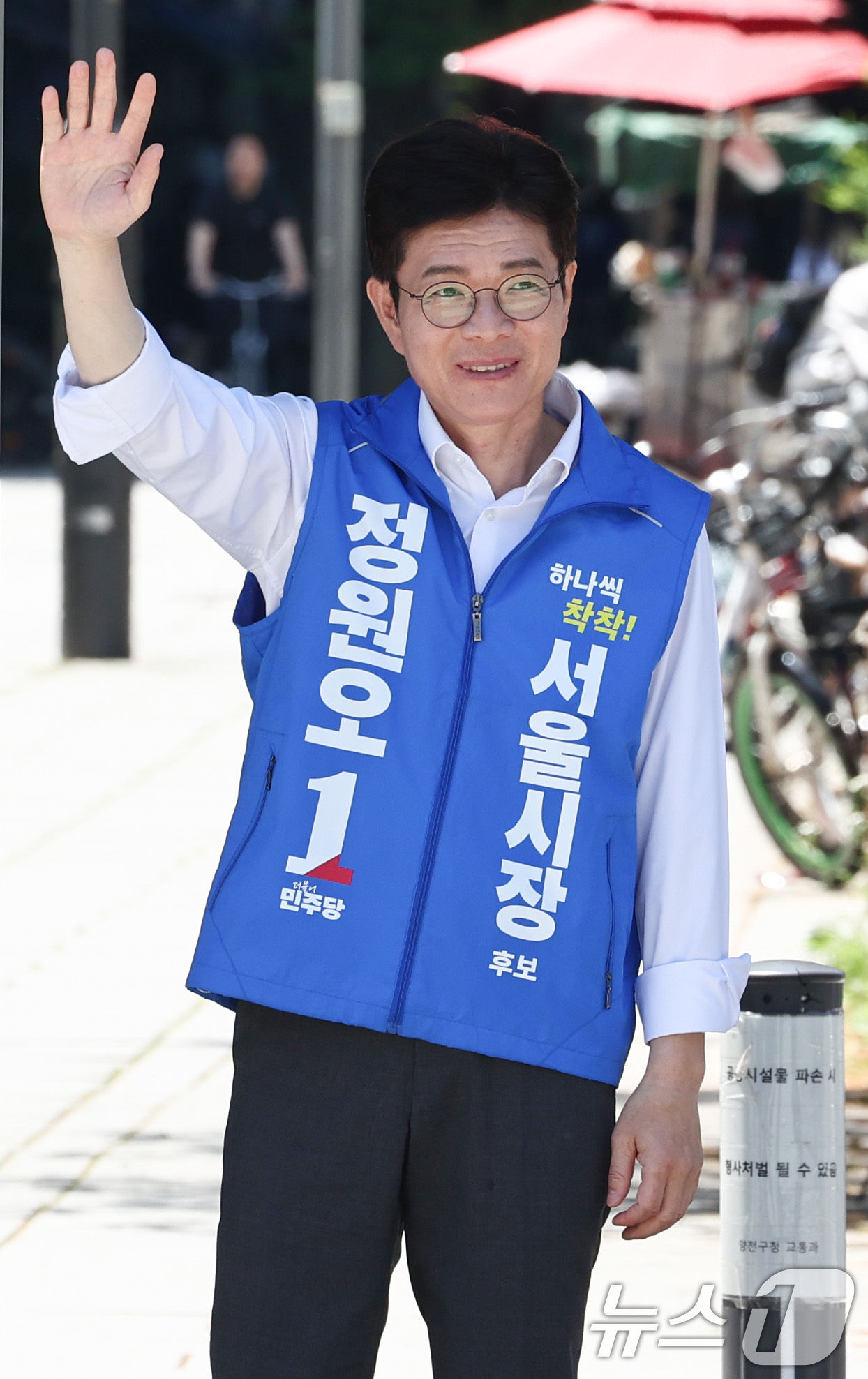 (서울=뉴스1) 최지환 기자 = 정원오 더불어민주당 서울시장 후보가 31일 오전 서울 양천구 파리공원에서 도보유세를 하고 있다. 2026.5.31/뉴스1