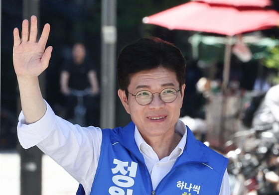 시민들과 인사하는 정원오 후보
