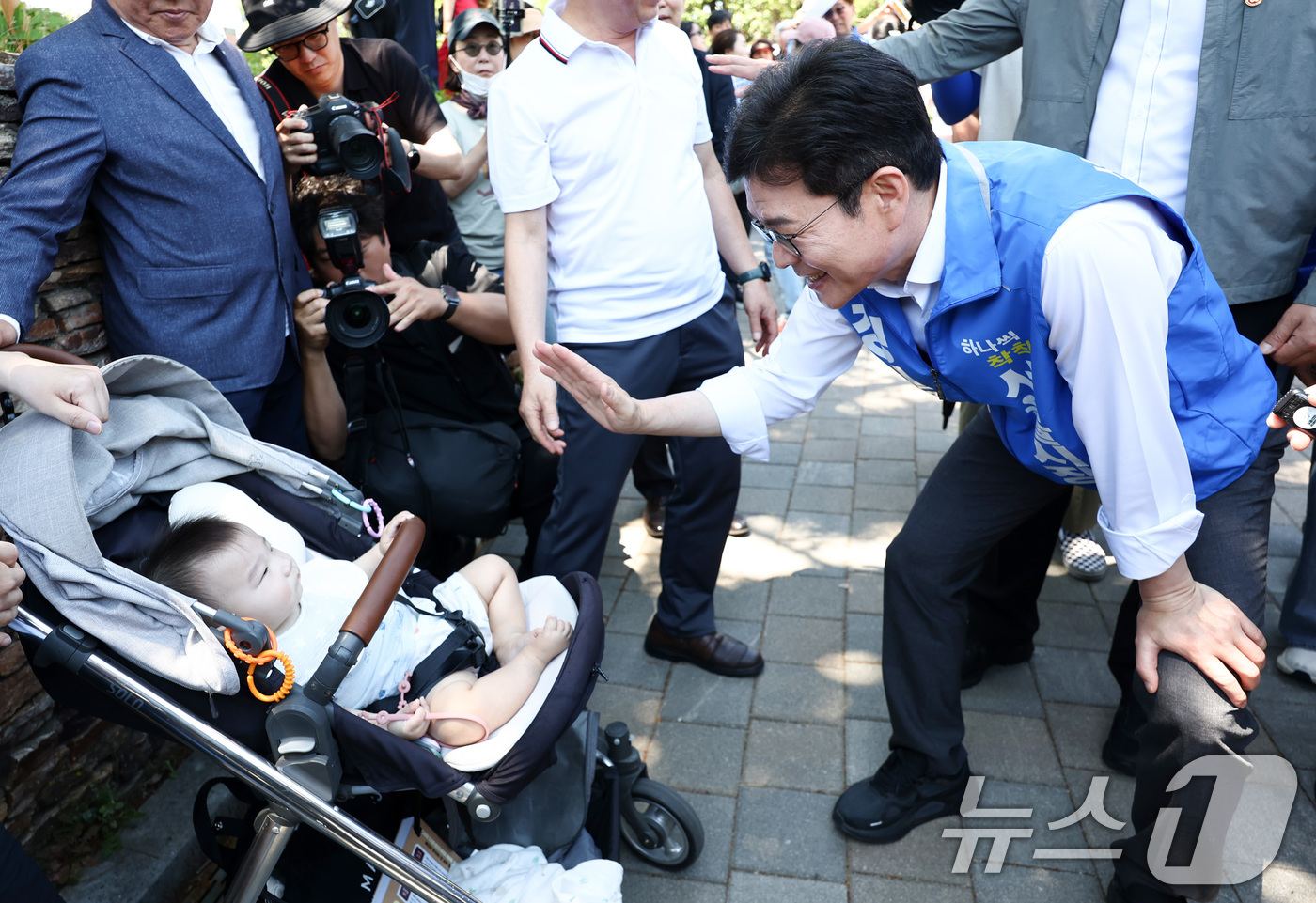 (서울=뉴스1) 최지환 기자 = 정원오 더불어민주당 서울시장 후보가 31일 오전 서울 양천구 파리공원에서 도보유세를 하고 있다. 2026.5.31/뉴스1