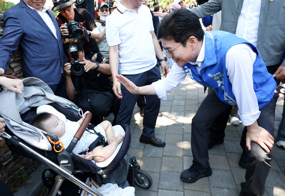아기와 인사하는 정원오 서울시장 후보
