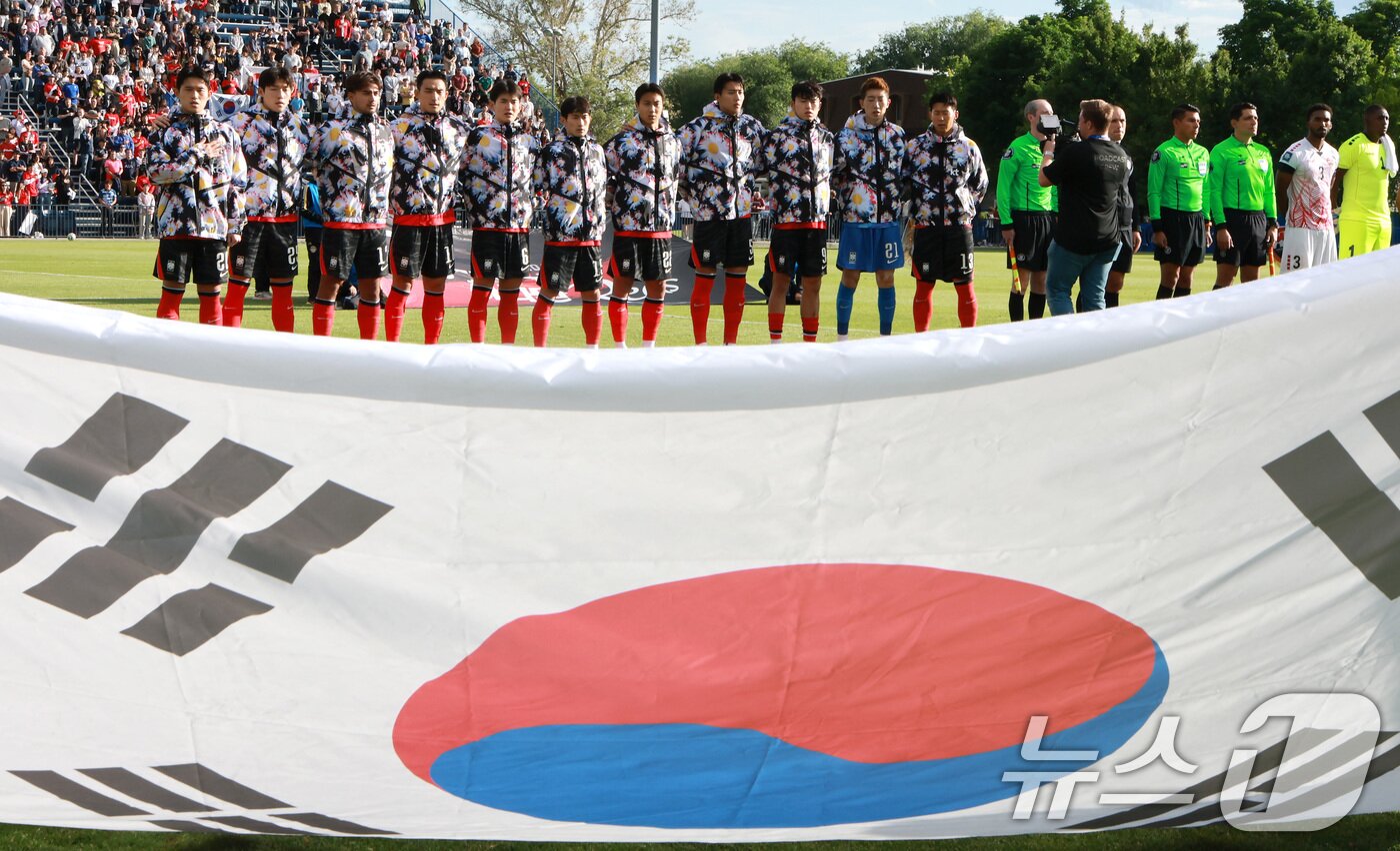 본문 이미지 - 대한민국 축구대표팀 선수들이 30일(현지시간) 미국 유타주 솔트레이크시티 브리검 영 대학교 BYU 사우스필드 경기장에서 2026 국제축구연맹(FIFA) 북중미 월드컵 앞두고 열린 대한민국과 트리니다드 토바고의 평가전에서 애국가를 부르고 있다. 2026.5.31 ⓒ 뉴스1 임세영 기자