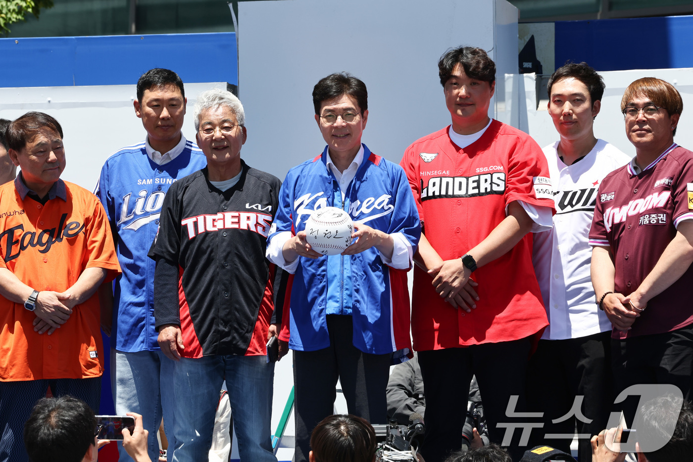 (서울=뉴스1) 최지환 기자 = 정원오 더불어민주당 서울시장 후보가 31일 오전 서울 구로구 고척스카이돔 앞에서 열린 유세 현장에서 대형 야구공에 사인을 마치고 정 후보를 지지하는 …