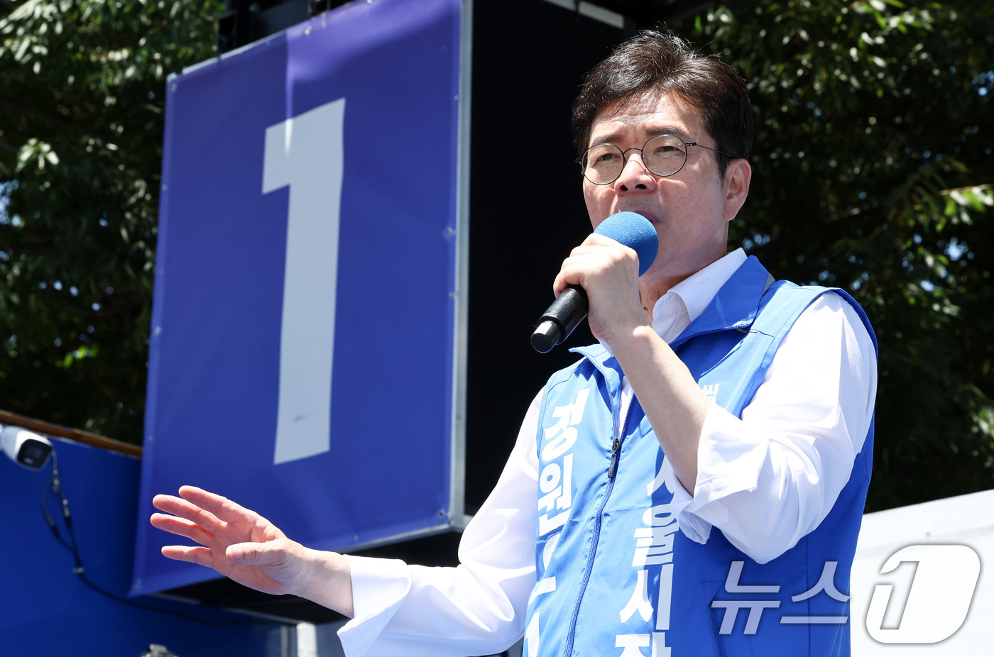 (서울=뉴스1) 최지환 기자 = 정원오 더불어민주당 서울시장 후보가 31일 오전 서울 구로구 고척스카이돔 앞에서 열린 유세 현장에서 지지를 호소하고 있다. 2026.5.31/뉴스1 …