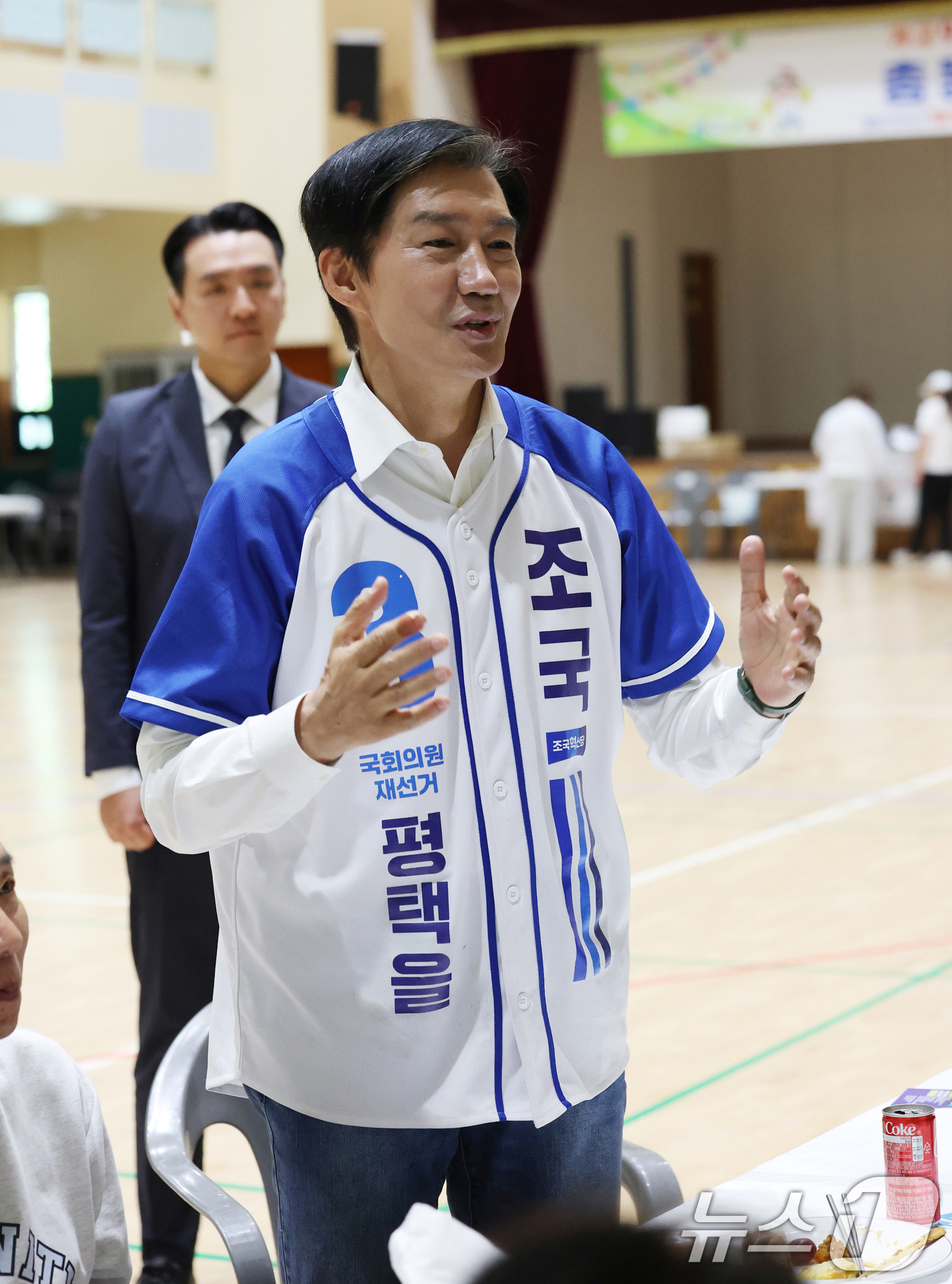 (평택=뉴스1) 김영운 기자 = 조국 조국혁신당 경기 팽택시을 국회의원 후보가 15일 경기 평택시 팽성읍의 한 초등학교에서 열린 동문 체육대회를 찾아 시민들에게 인사를 하고 있다. …