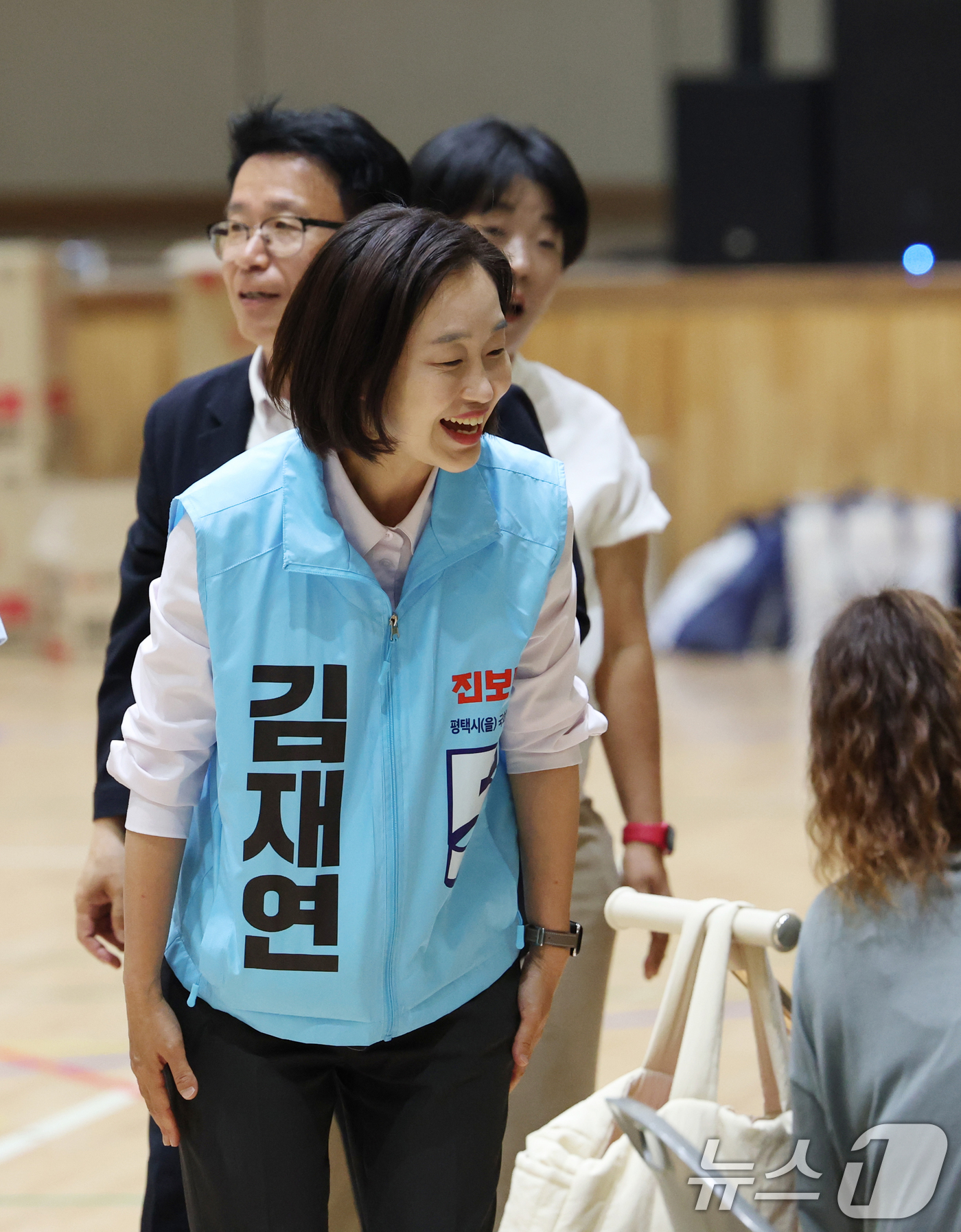 (평택=뉴스1) 김영운 기자 = 김재연 진보당 경기 팽택시을 국회의원 후보가 31일 경기 평택시 팽성읍의 한 초등학교에서 열린 총동문 운동회를 찾아 시민들에게 인사를 하고 있다. …