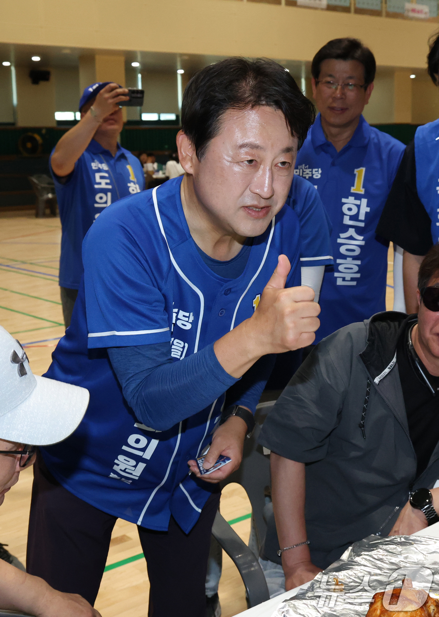 (평택=뉴스1) 김영운 기자 = 김용남 더불어민주당 경기 팽택시을 국회의원 후보가 31일 경기 평택시 팽성읍의 한 초등학교에서 열린 총동문 운동회를 찾아 시민들에게 인사를 하고 있 …