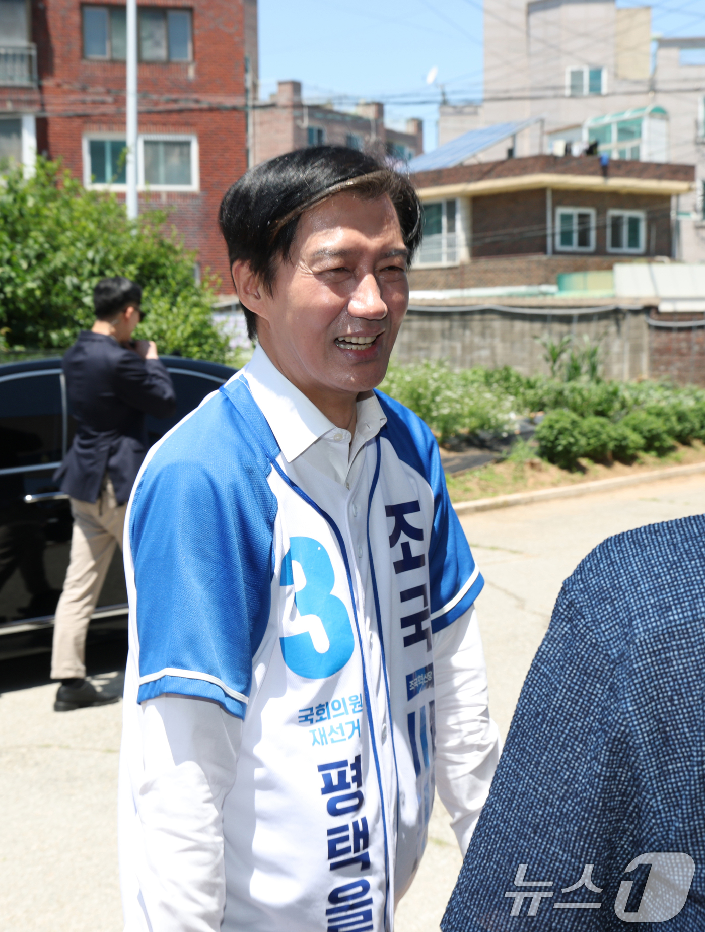 (평택=뉴스1) 김영운 기자 = 조국 조국혁신당 경기 팽택시을 국회의원 후보가 15일 경기 평택시 팽성읍의 한 초등학교에서 열린 동문 체육대회를 찾아 시민들에게 인사를 하고 있다. …