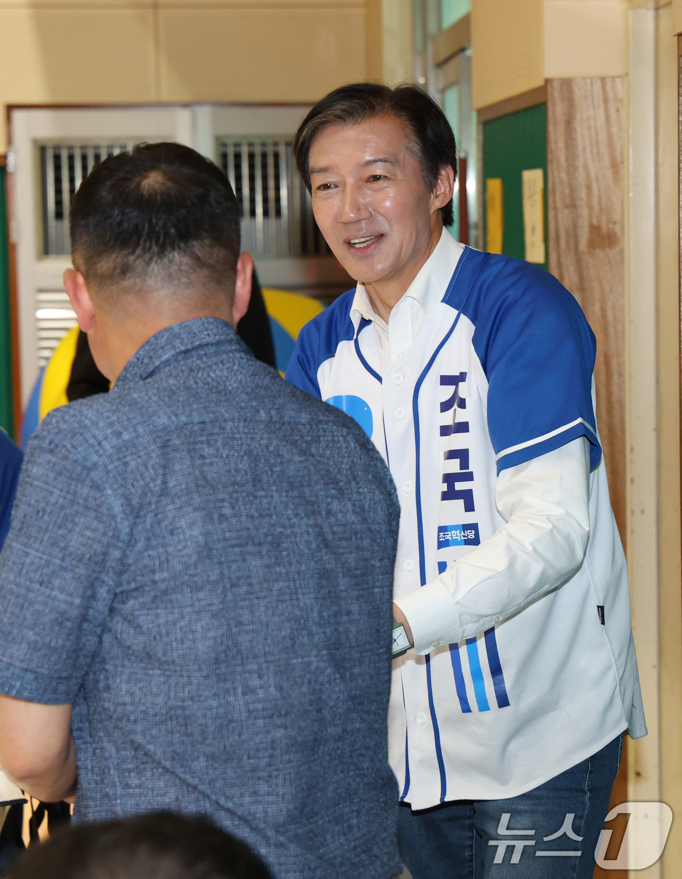 (평택=뉴스1) 김영운 기자 = 조국 조국혁신당 경기 팽택시을 국회의원 후보가 15일 경기 평택시 팽성읍의 한 초등학교에서 열린 동문 체육대회를 찾아 시민들에게 인사를 하고 있다. …