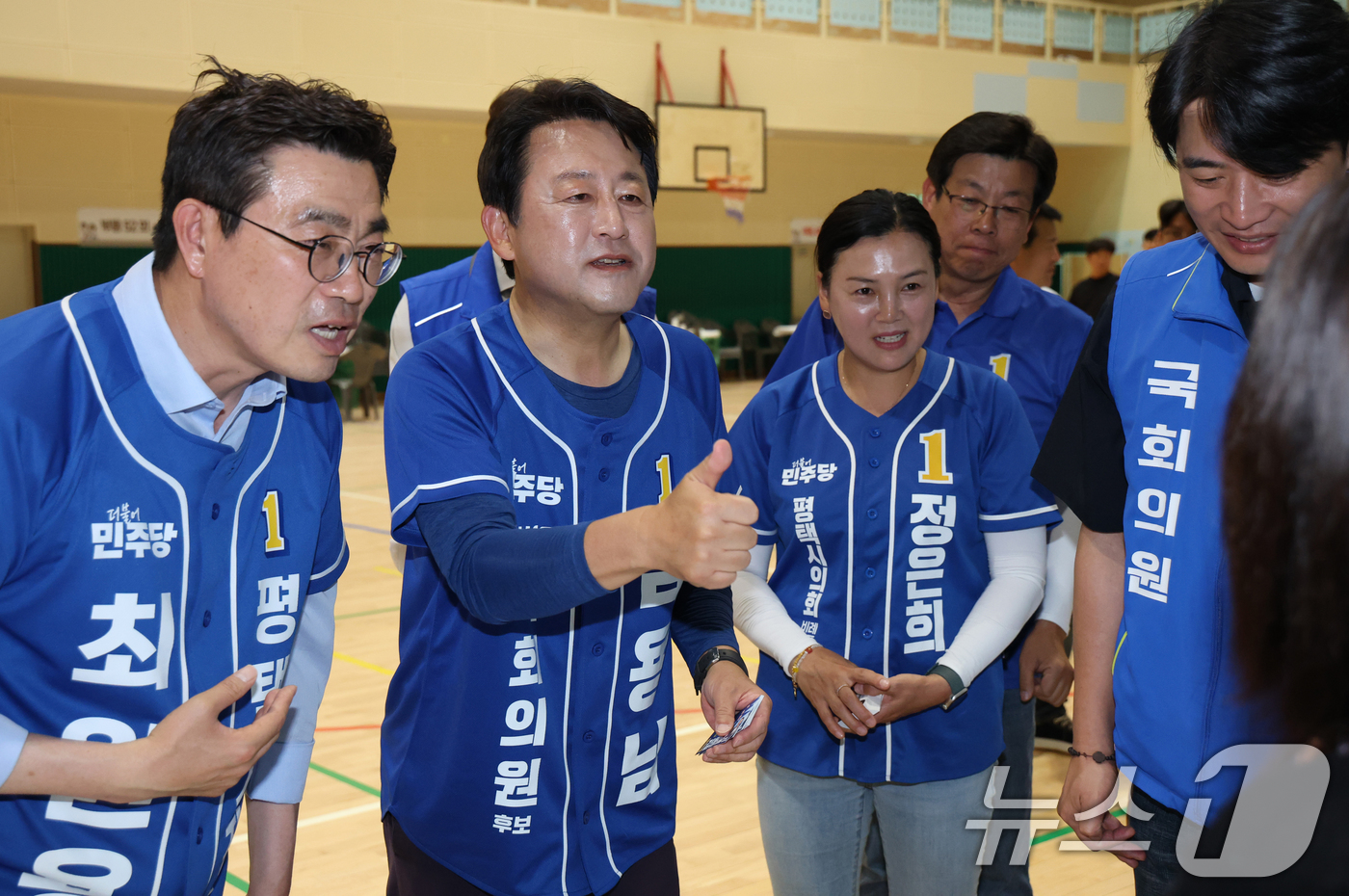 (평택=뉴스1) 김영운 기자 = 김용남 더불어민주당 경기 팽택시을 국회의원 후보가 31일 경기 평택시 팽성읍의 한 초등학교에서 열린 총동문 운동회를 찾아 시민들에게 인사를 하고 있 …