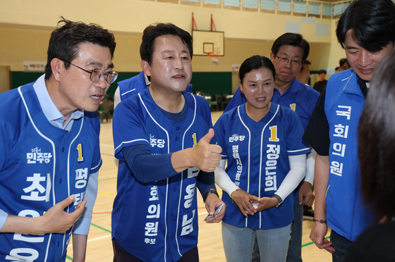 시민들과 인사 나누는 김용남