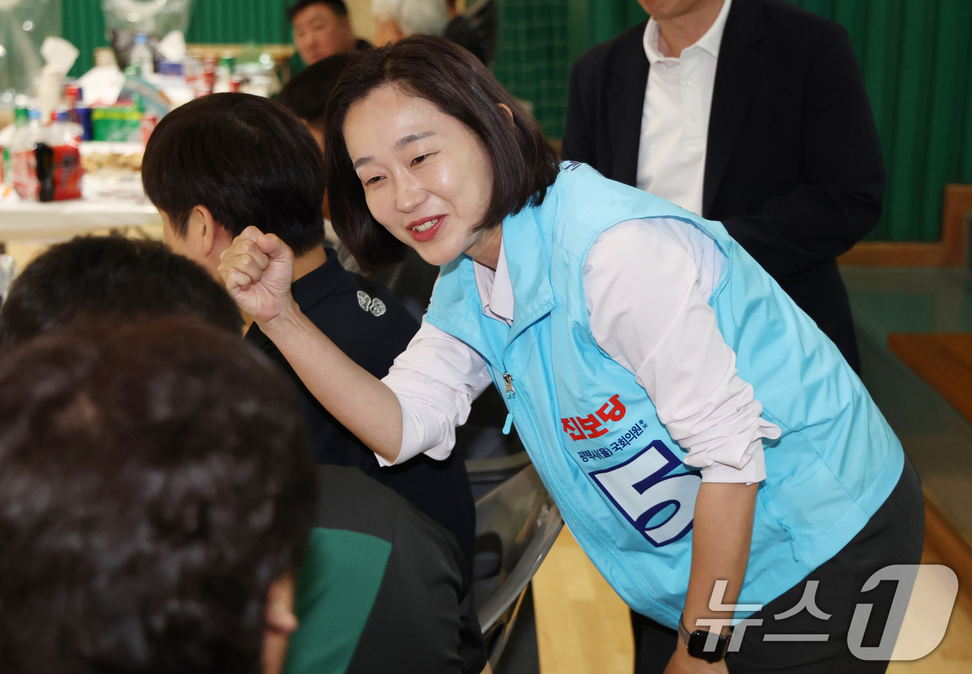 (평택=뉴스1) 김영운 기자 = 김재연 진보당 경기 팽택시을 국회의원 후보가 31일 경기 평택시 팽성읍의 한 초등학교에서 열린 총동문 운동회를 찾아 시민들에게 인사를 하고 있다. …