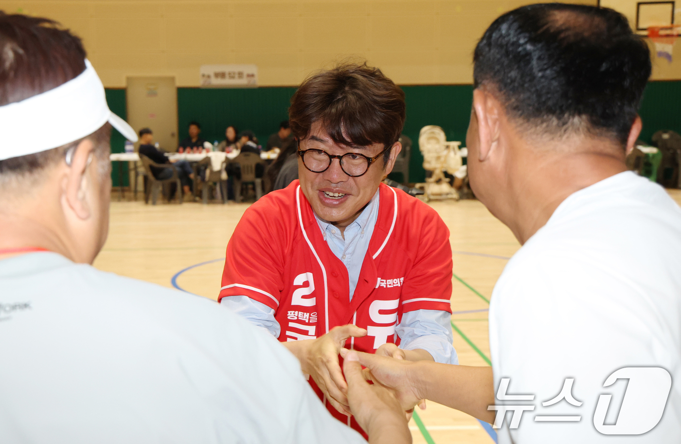 (평택=뉴스1) 김영운 기자 = 유의동 국민의힘 경기 팽택시을 국회의원 후보가 31일 경기 평택시 팽성읍의 한 초등학교에서 열린 총동문 운동회를 찾아 시민들에게 인사를 하고 있다. …