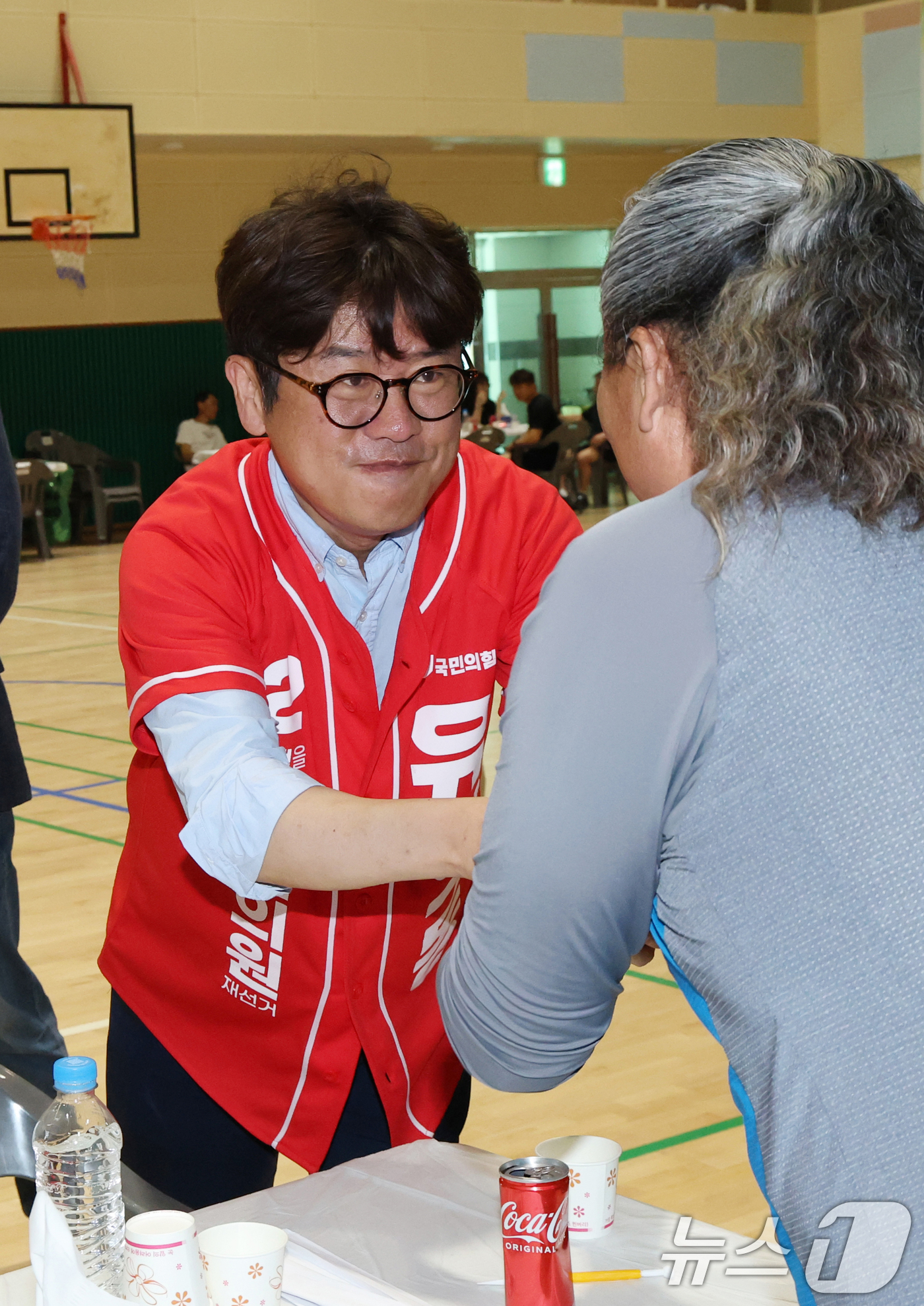 (평택=뉴스1) 김영운 기자 = 유의동 국민의힘 경기 팽택시을 국회의원 후보가 31일 경기 평택시 팽성읍의 한 초등학교에서 열린 총동문 운동회를 찾아 시민들에게 인사를 하고 있다. …
