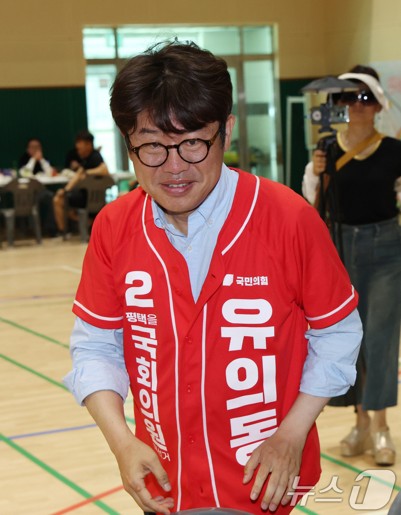 (평택=뉴스1) 김영운 기자 = 유의동 국민의힘 경기 팽택시을 국회의원 후보가 31일 경기 평택시 팽성읍의 한 초등학교에서 열린 총동문 운동회를 찾아 시민들에게 인사를 하고 있다. …