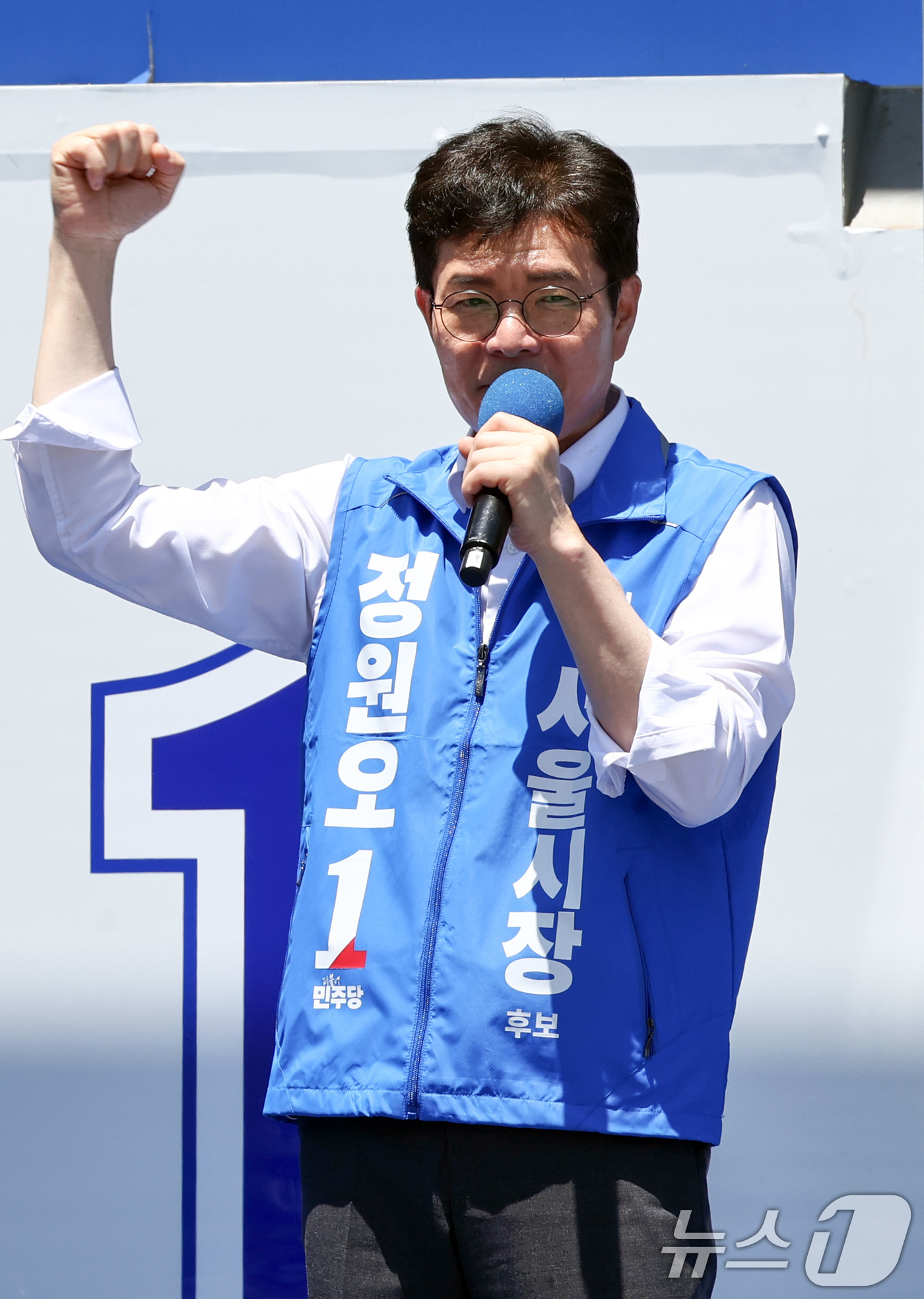 (서울=뉴스1) 최지환 기자 = 정원오 더불어민주당 서울시장 후보가 31일 오후 서울 구로구 고척스카이돔 앞에서 열린 유세 현장에서 지지를 호소하고 있다. 2026.5.31/뉴스1 …